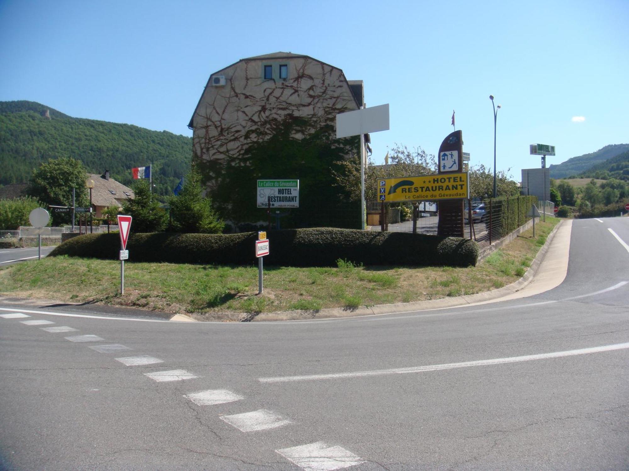 Hotel-Restaurant Le Calice Du Gevaudan - A75 Banassac Екстериор снимка