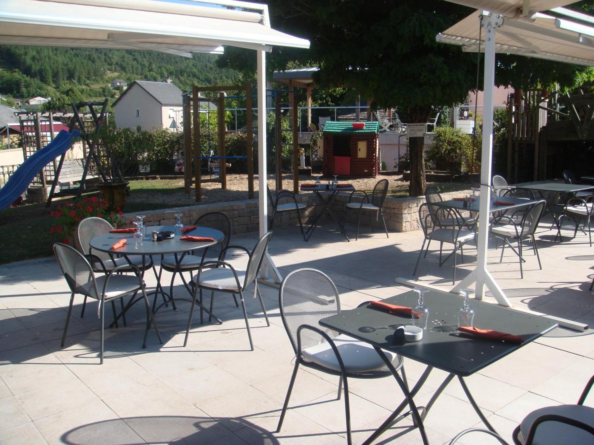 Hotel-Restaurant Le Calice Du Gevaudan - A75 Banassac Екстериор снимка