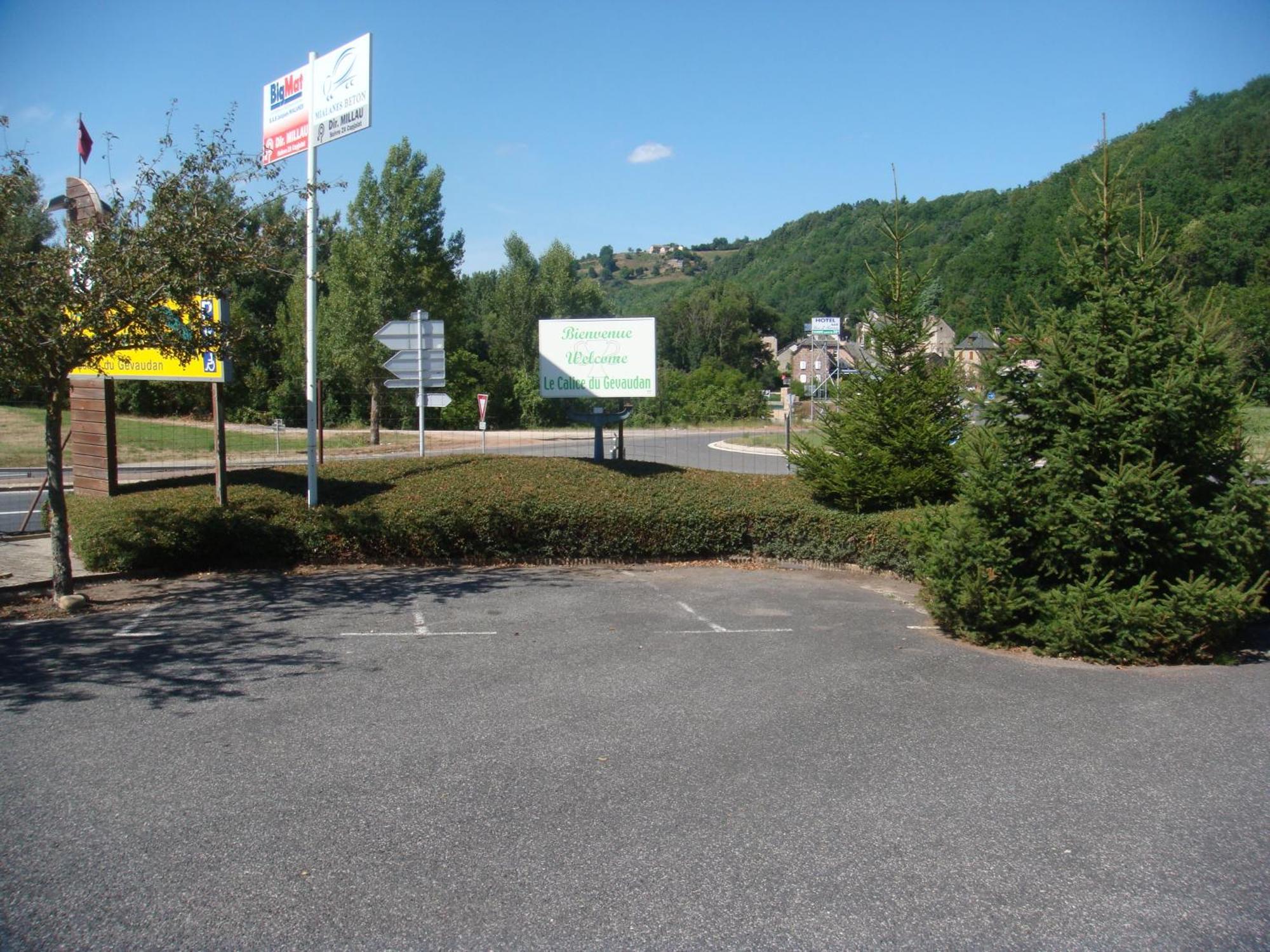 Hotel-Restaurant Le Calice Du Gevaudan - A75 Banassac Екстериор снимка
