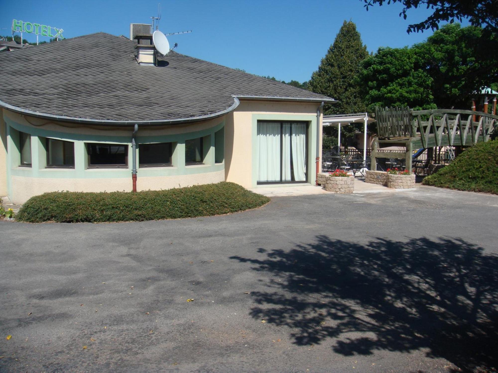 Hotel-Restaurant Le Calice Du Gevaudan - A75 Banassac Екстериор снимка