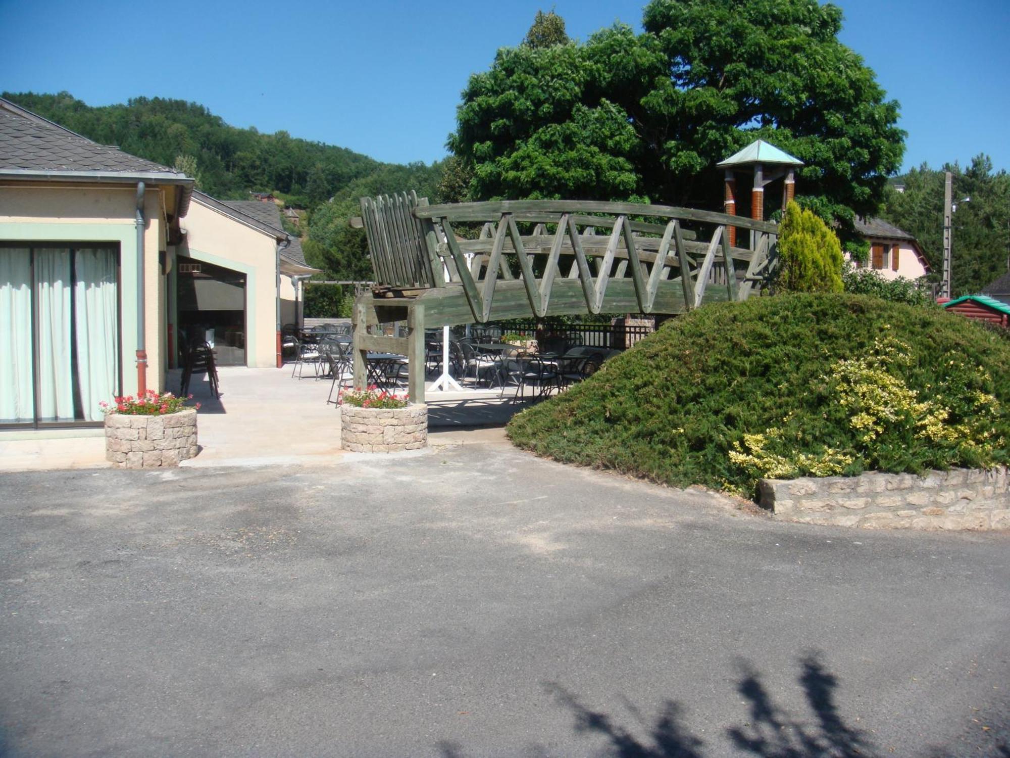 Hotel-Restaurant Le Calice Du Gevaudan - A75 Banassac Екстериор снимка