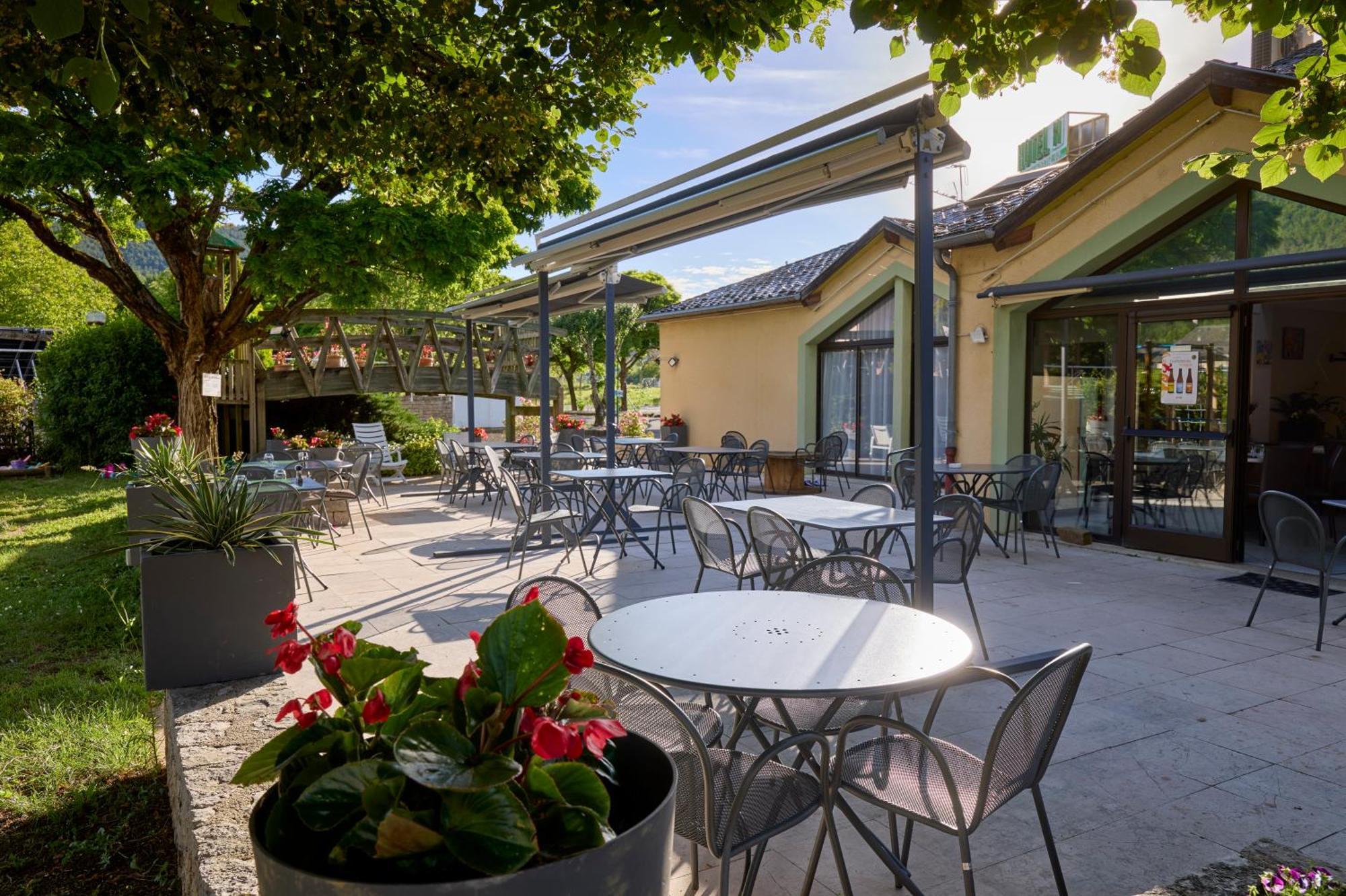 Hotel-Restaurant Le Calice Du Gevaudan - A75 Banassac Екстериор снимка