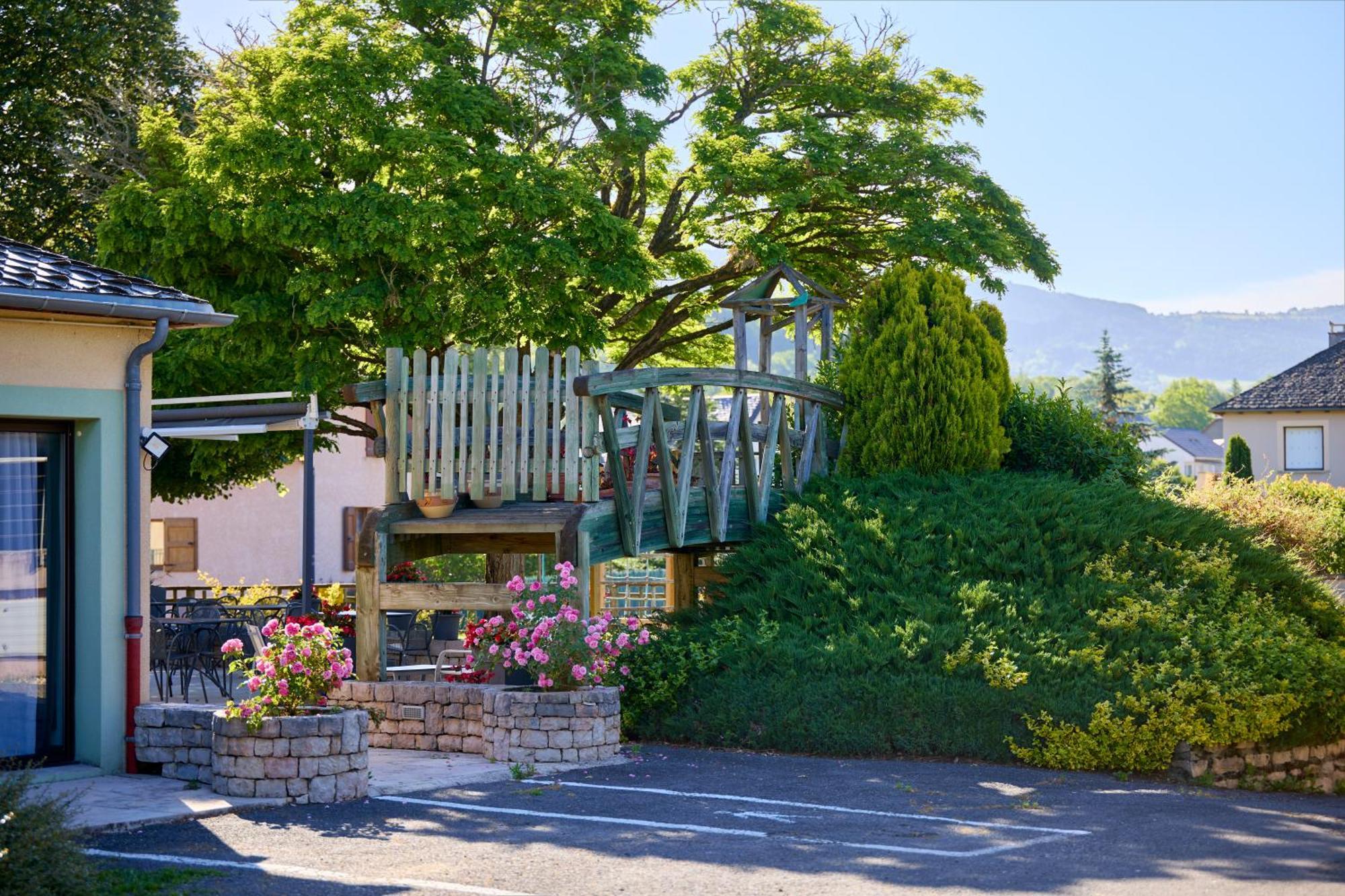 Hotel-Restaurant Le Calice Du Gevaudan - A75 Banassac Екстериор снимка