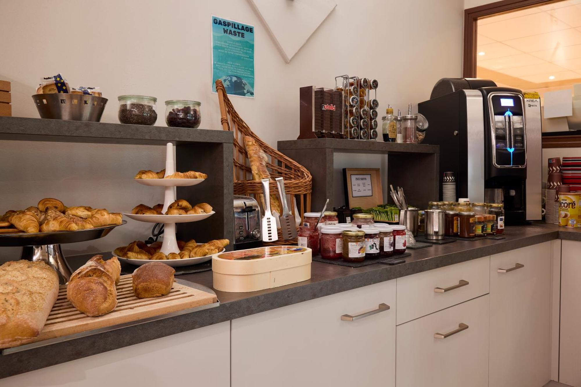 Hotel-Restaurant Le Calice Du Gevaudan - A75 Banassac Екстериор снимка