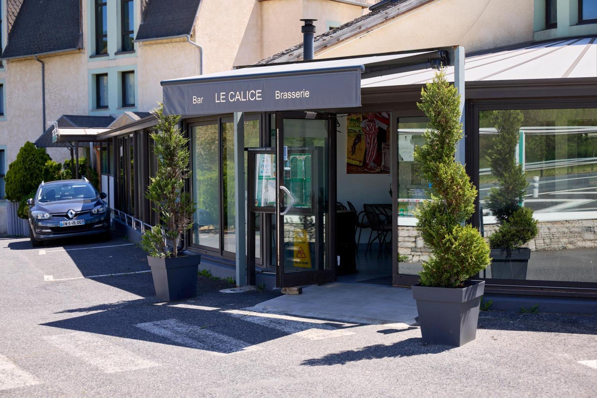 Hotel-Restaurant Le Calice Du Gevaudan - A75 Banassac Екстериор снимка