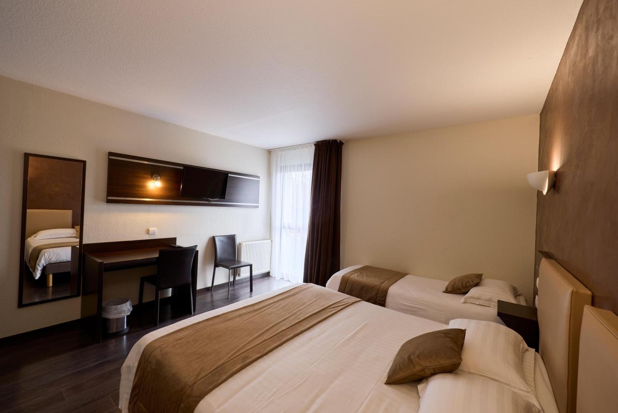 Hotel-Restaurant Le Calice Du Gevaudan - A75 Banassac Екстериор снимка