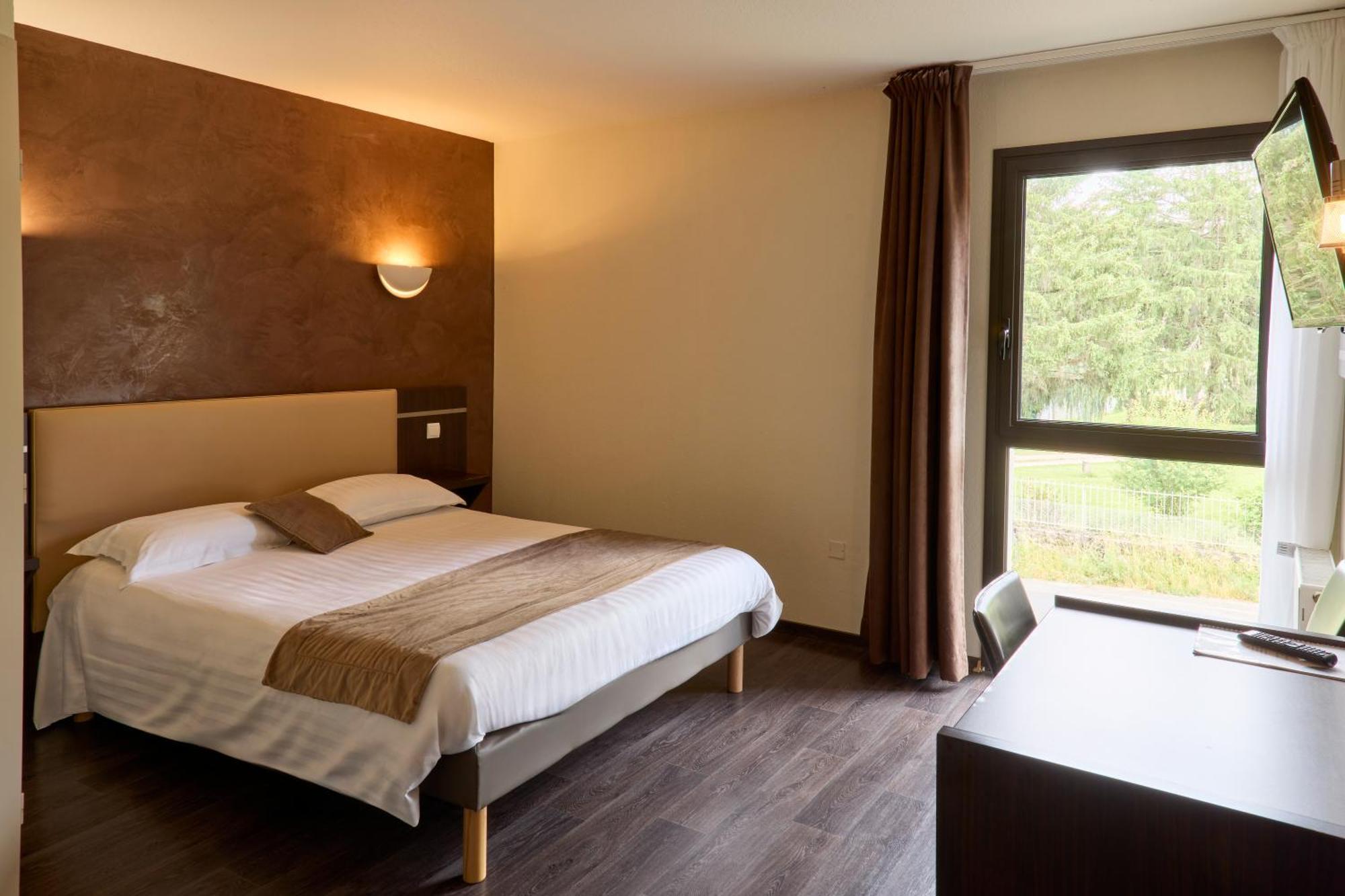 Hotel-Restaurant Le Calice Du Gevaudan - A75 Banassac Екстериор снимка