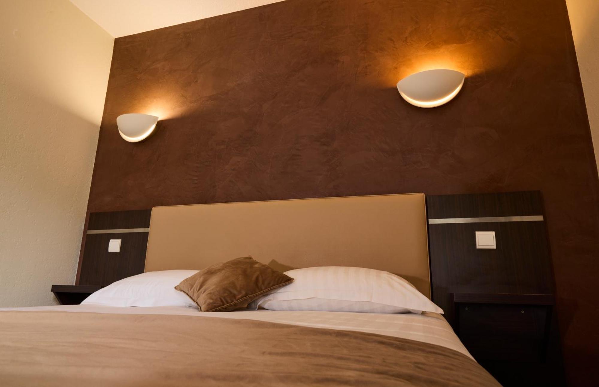 Hotel-Restaurant Le Calice Du Gevaudan - A75 Banassac Екстериор снимка