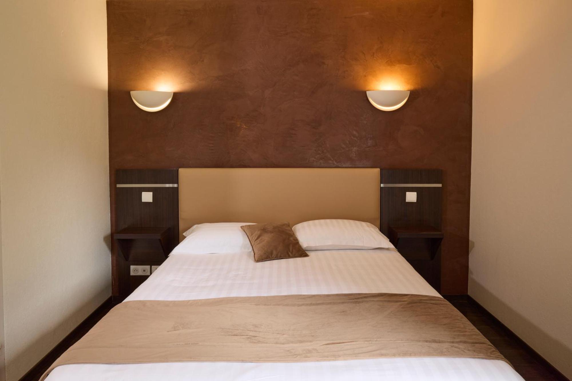 Hotel-Restaurant Le Calice Du Gevaudan - A75 Banassac Екстериор снимка