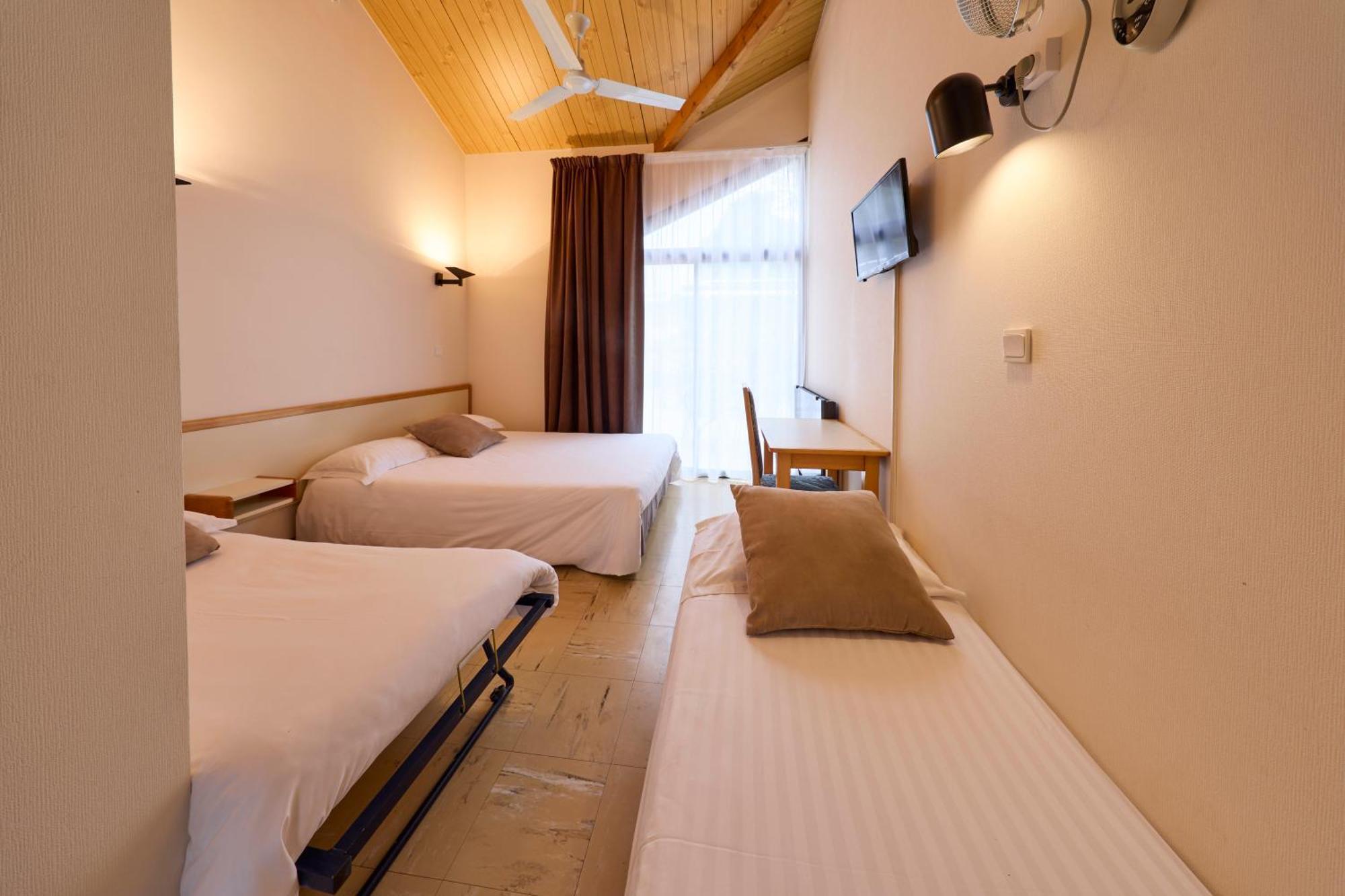 Hotel-Restaurant Le Calice Du Gevaudan - A75 Banassac Екстериор снимка