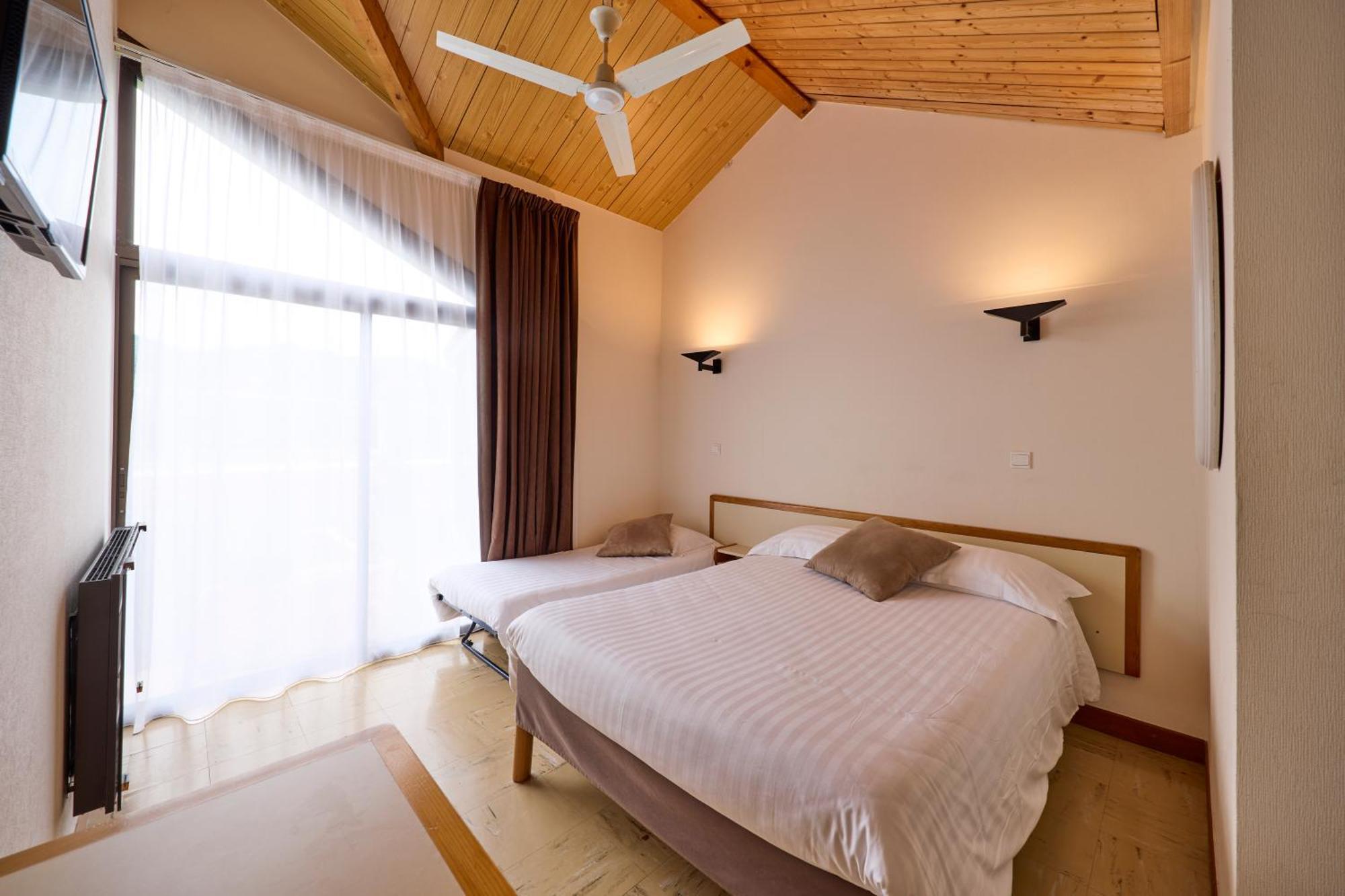 Hotel-Restaurant Le Calice Du Gevaudan - A75 Banassac Екстериор снимка